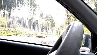 El abuelo se masturba al aire libre en su auto