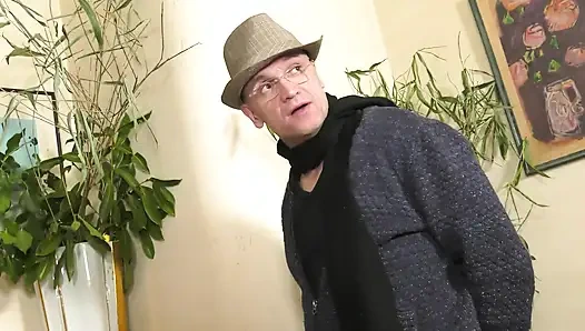 Süßes schätzchen fickt älteren typen mit fettem schwanz6336