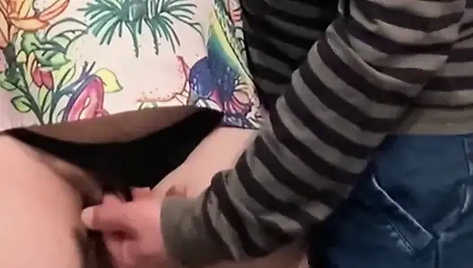 Gadis ini ngebiarkan aku ngusap memeknya di depan umum