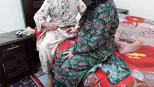 Üvey anne aniden odaya geldi ve neden üvey kız kardeşinin kıyafetlerini giydiğini sordu. İyi misin?