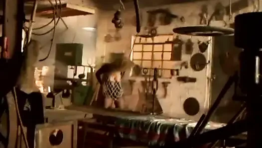 Edepsiz garajda büyük yarağı alan genç kız