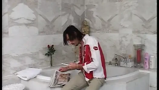 Dewi Jerman pirang menunggangi kontol di jacuzzi
