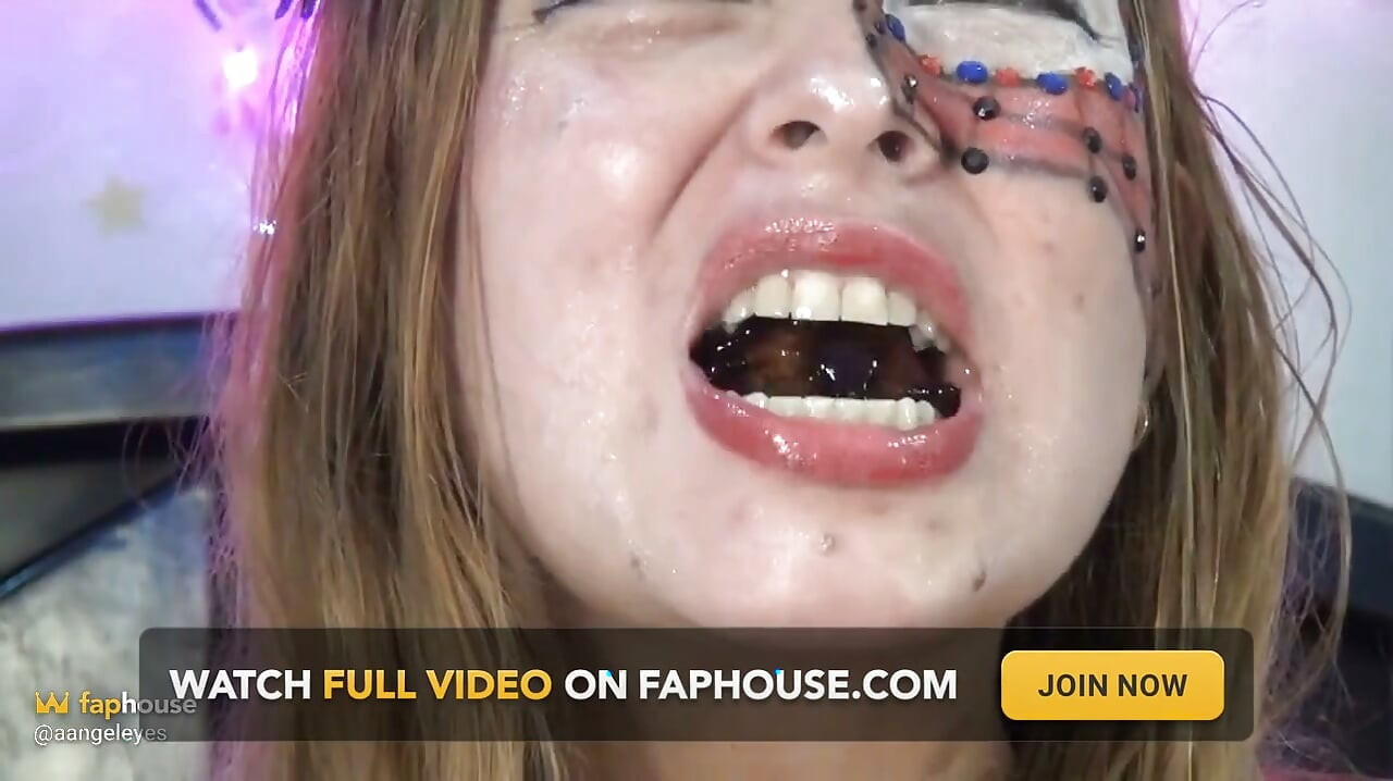 Spider-girl's Extreme Swallowing Challenge! Huge Edible Spiders