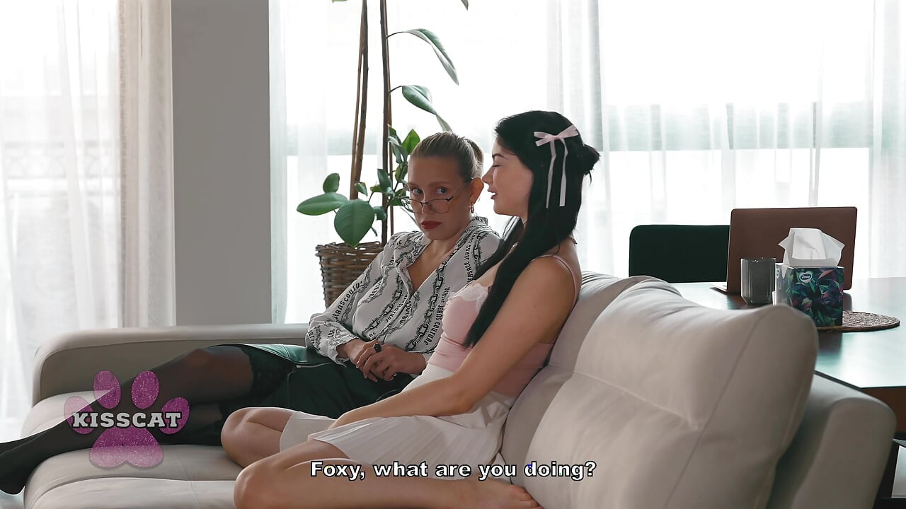 לא בסלון שלי! MILF תופסת את השותפה החמה שלה מאוננת את הבן זוג שלה - Kisscat ו-MrCat