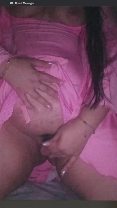 Fată excitată de pe cameră web este explicită - orgasm real în direct