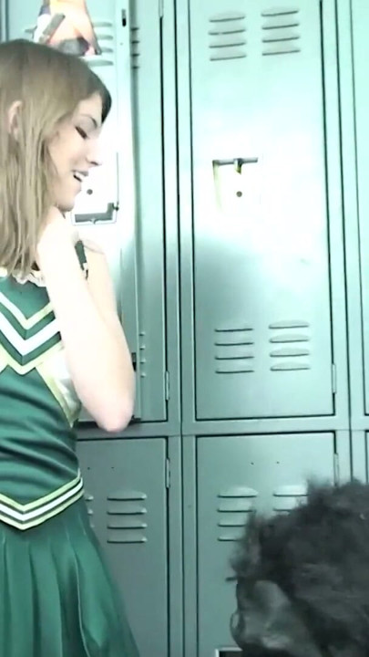 Junge brunette Cheerleaderin wird vom mitschueler gefickt | Clip 1
