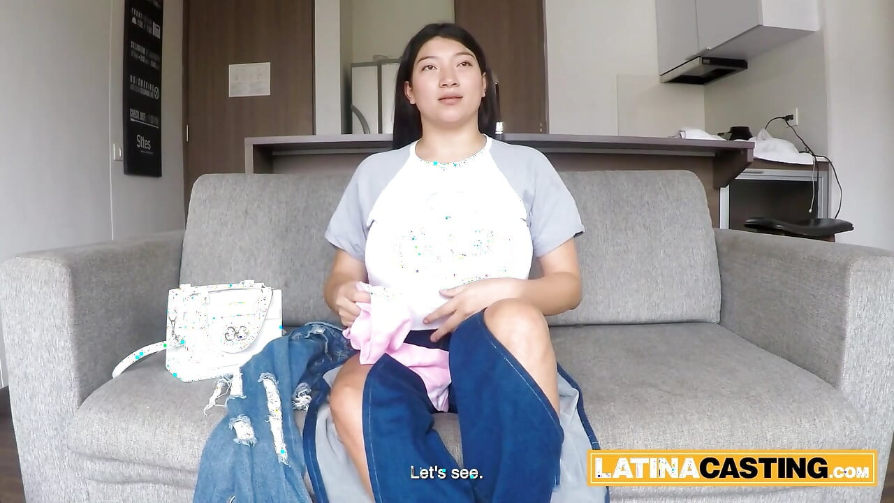 Peituda asiática latina engasgando de cabeça para baixo na garganta profunda e tetas
