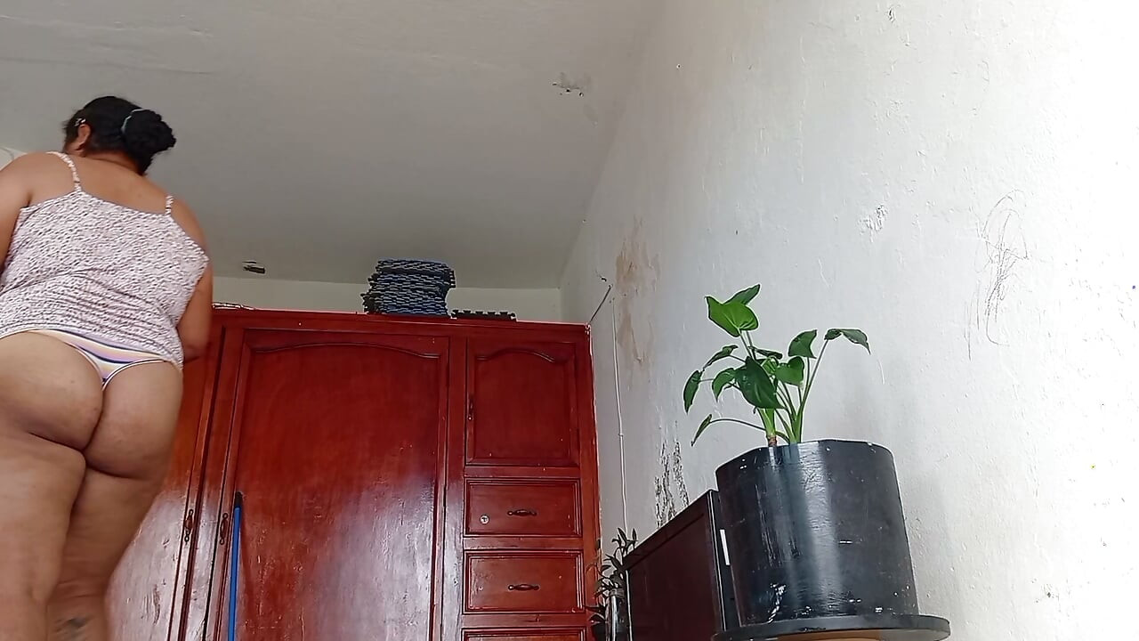 丈母娘告诉我，她穿着丁字裤打扫房间
