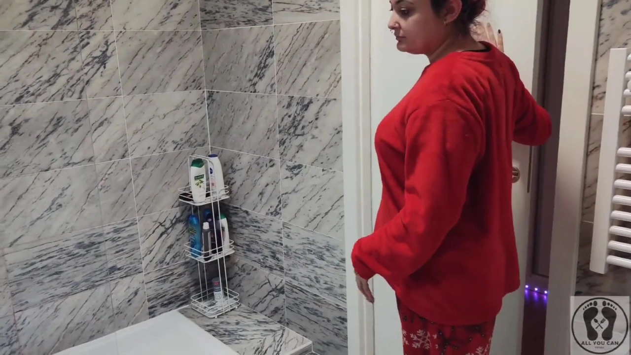 Pee Golden Shower Myself on My Face Before a Regular Shower