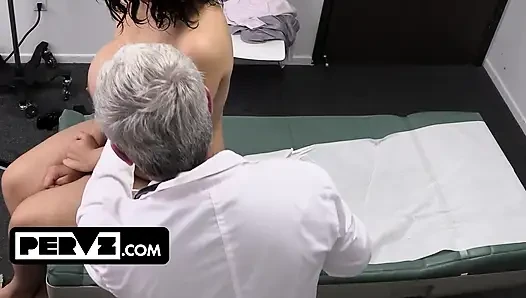 Si semok natasha nice & crystal chase dikasih perawatan spesial dari dokter mesum