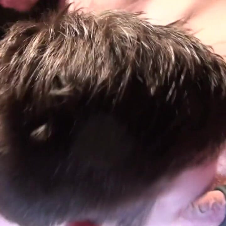 Nick dby leo ในห้องด้านหลังในปารีส