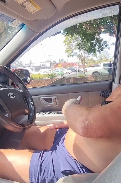 車の中で裸で