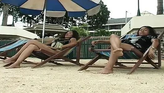 2 seksi latin havuzda ve plajda lateks fetişi sunuyor
