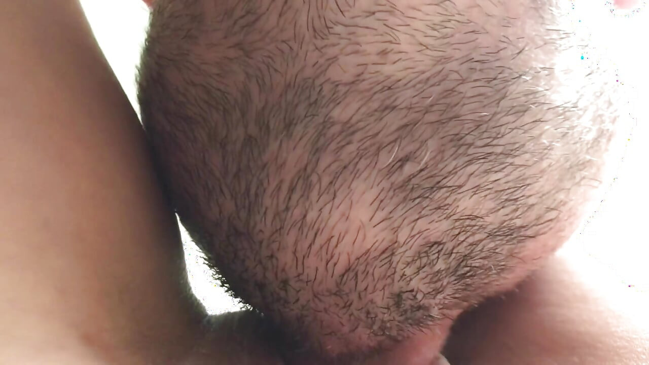 Suami jilat memek bekasku dan muncrat untuk kedua kalinya. Cewek sange ini lagi asik orgasme - close up Home Amateur Sex