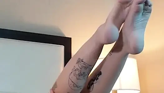 Лижет миниатюрную татуированную тинку киску - подборка 4