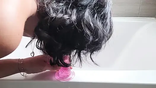Tante seksi lagi asik muasin dirinya sendiri di kamar mandi