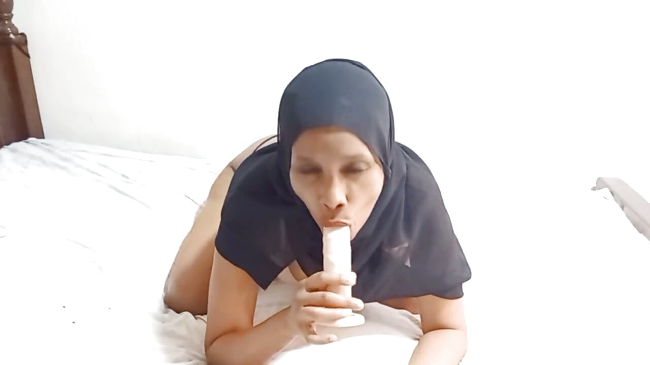 Mulher Muçulmana Sem Vergonha de Hijab Chupa um Consolo e Leva Pica