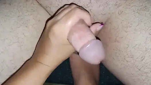 Юная сводная сестра соблазняет мой смазаный пенис, пока я не кончу на ее ногу.