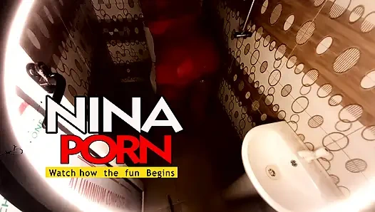 Ebenholz-mädchen, das spaß beim twerking im badezimmer hat einen schwanz gelutscht