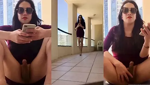 Une trans asiatique se fait ramper sur le balcon de l'hôtel en montrant sa bite