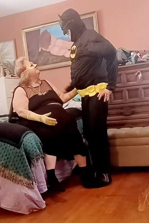 Fledermaus-mädchen (krankenschwester Vicki) gibt fledermaus-mann einen blowjob!