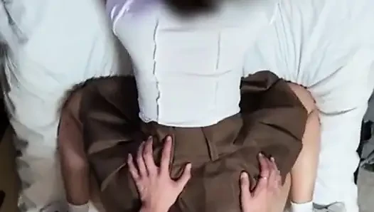 Alyans kapalı, arkasından derin yoğun seks. Kocasına ihanet ediyor, sert orgazm oluyor! 2.