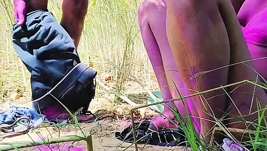 Bhabhi ne Devar ke sath Holi manae Khet per aur bhabhi ki chut mein rang Lagaya aur bhabhi ki bubs mein bhi Rang Lagaya