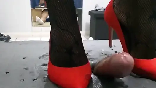 Крошка члена 5 - высокие каблуки богини Kiffa на столе, подборка