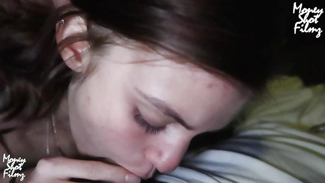 จัดฟันวัย 18 ปีย่องออกไปเย็ดควยใหญ่เลอะเทอะลับๆ ลับหลังแฟนหนุ่ม