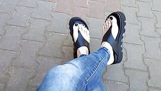 Je montre mes pieds pendant une promenade matinale dans le quartier