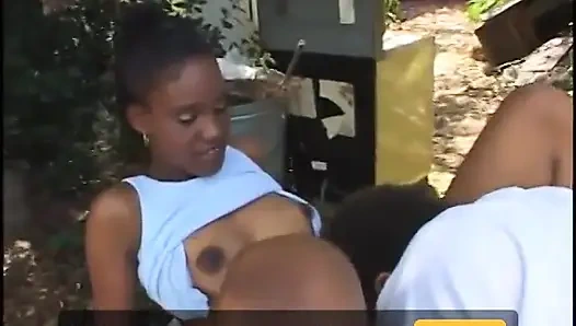 Cewek nakal dicrot sperma setelah nyepong kontol pria ini di luar ruangan dan dientot habis-habisan