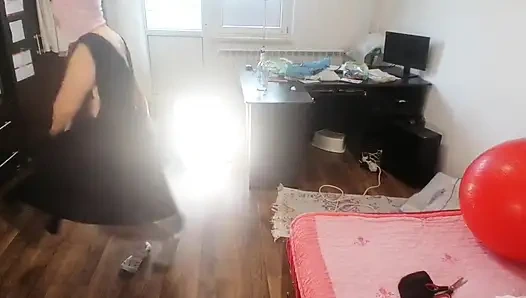 Женщина-любительница С Удовольствием Примеряет Одежду И Кроит Её