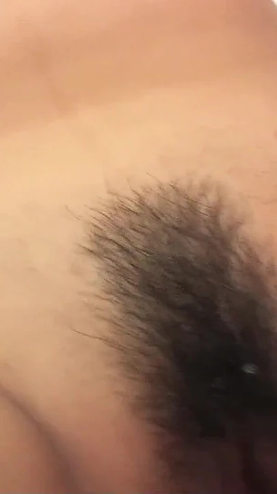 曲线优美的日本青少年与毛茸茸的天然巨乳下垂的阴户提供乳交和中出 | 短片 2