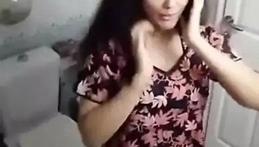 Indian milf showing her body to her bf