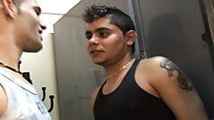 라커룸에서 하드코어하게 섹스하는 젊은 게이
