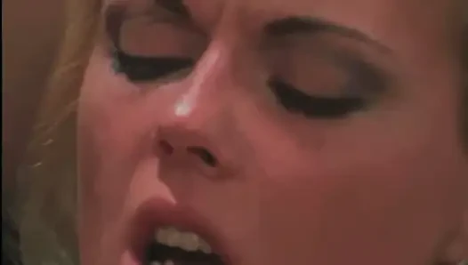 Kelly Kanepede Kıç Sıkıştırıyor