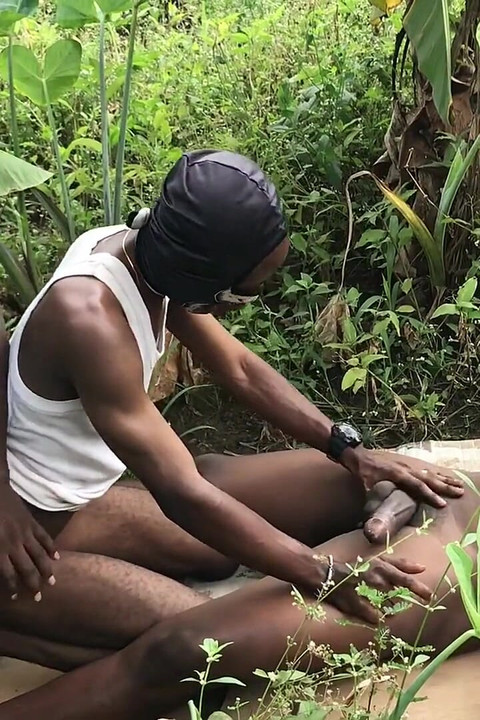 这是头脑吹箫看这两个上身如何在热辣的地面上操这个底部