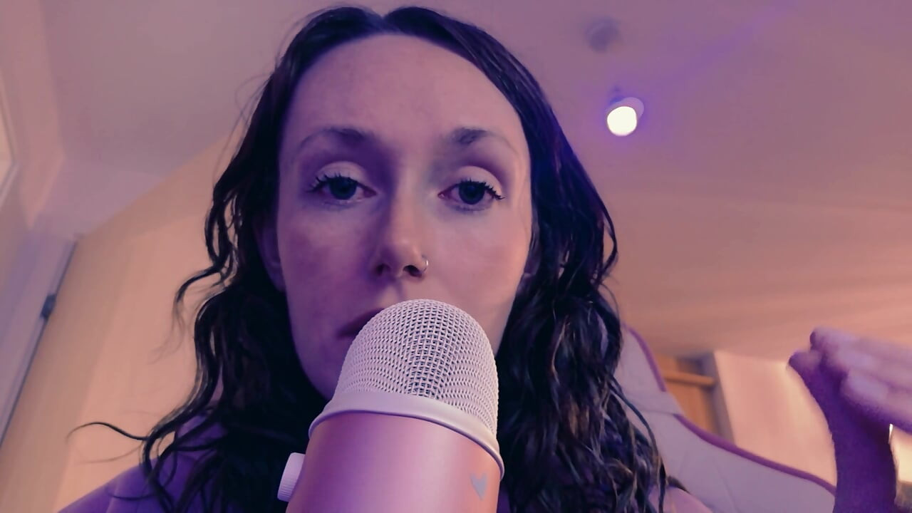 Femdom Spit Asmr ترطيب الإذلال ، الإلهة تأمرك بالبلع ، أسمر
