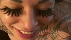 Татуированная красотка получает первый массивный камшот на лицо