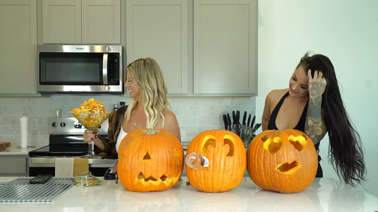 Kiki Mariah_970 Evelin Carve Pumpkins Nude Photoshoot After
