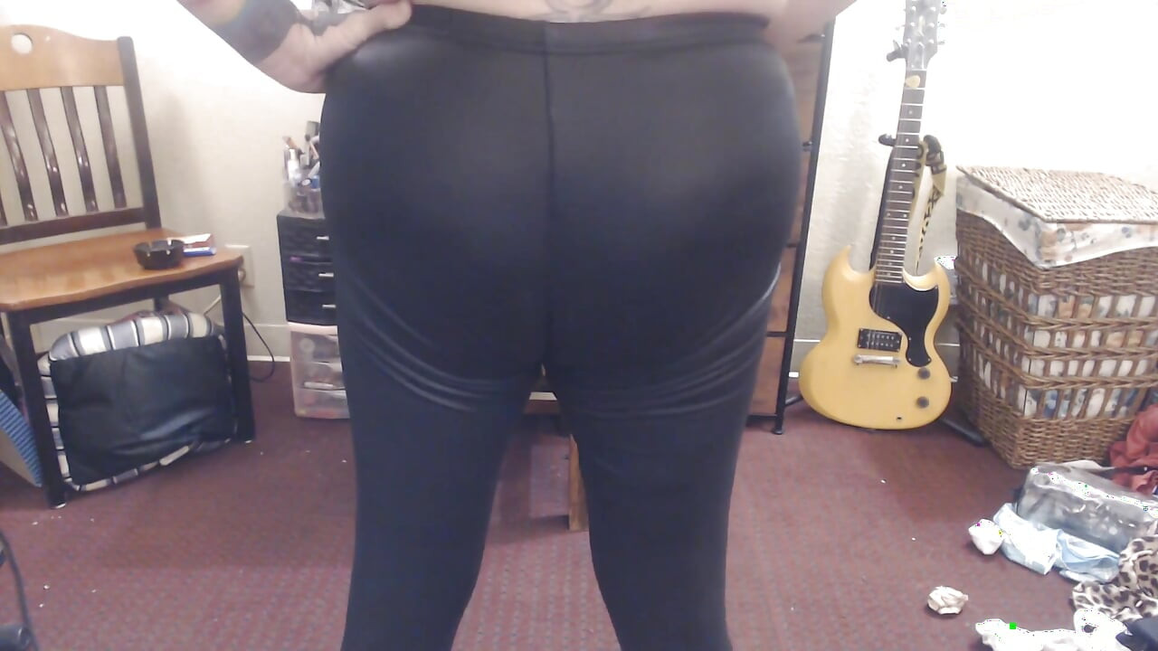 Ass thrust jiggle cellulite bounce