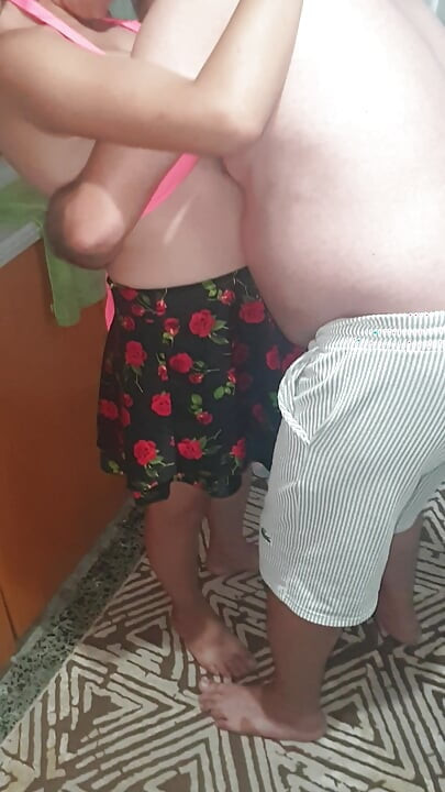 Minhas tentativas de despertar sexualmente minha namorada enquanto ela limpava a cozinha.