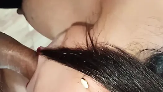Stiefmutter, MILF mit dicken titten lutscht massiven schwanz
