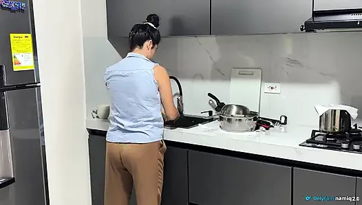 Ngentot penuh gairah di dapur sama istri semok latina dengan memek merah muda!