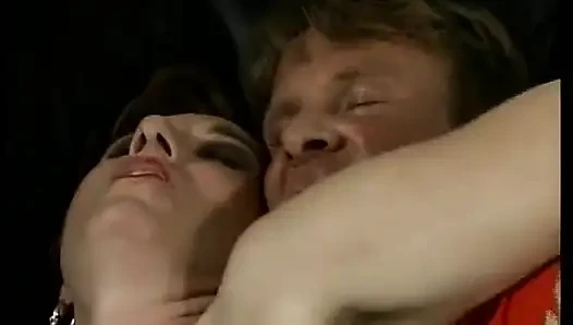 Pirsingli memeli Alman orta yaşlı seksi kadın yarağa biniyor ve üzerine boşalıyor