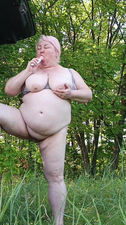 masturbating her pussy in nature | Clip 1