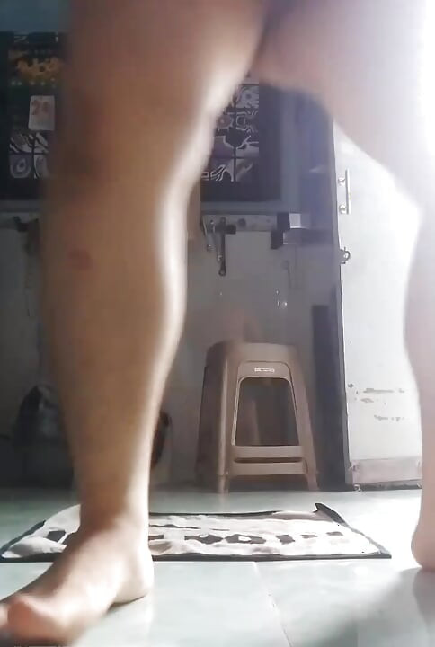 Slut Pham Lu Gia Huy plays dildo to train her back hole