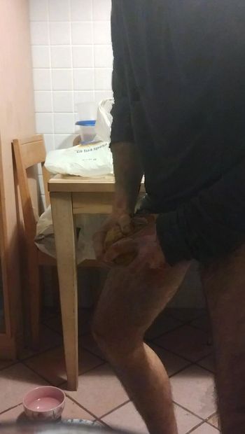 Hombre follando barra de pan en la masturbación
