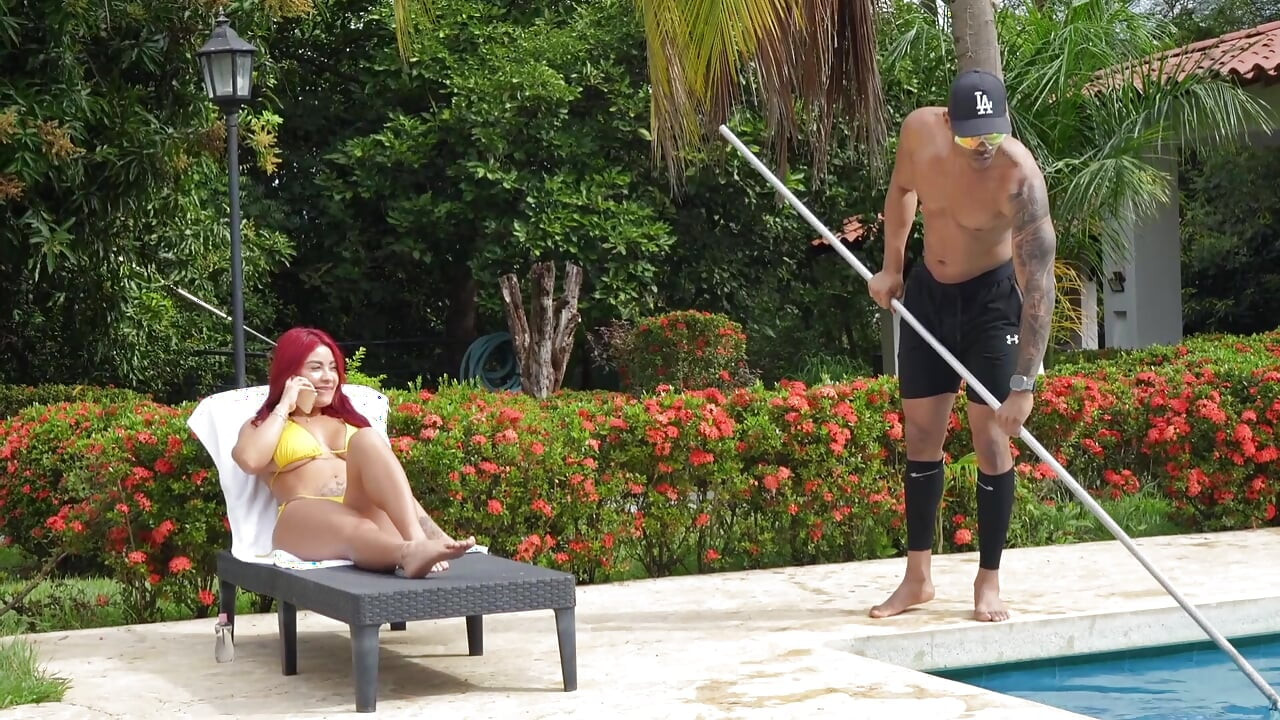 Pisinero Musclé Avec Une Grosse Bite Me Baise Dans La Piscine Extérieure
