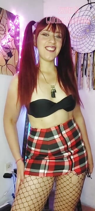 Shyyfxx, tu mejor amiga hace tu polla dura con sus gafas y bailando Juego de roles p1